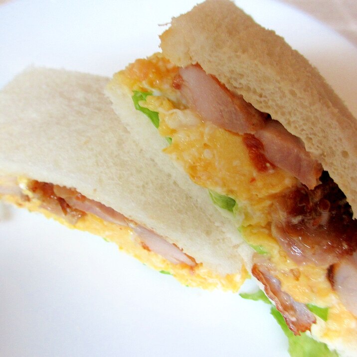 テリヤキチキンとスクランブルエッグのサンドイッチ